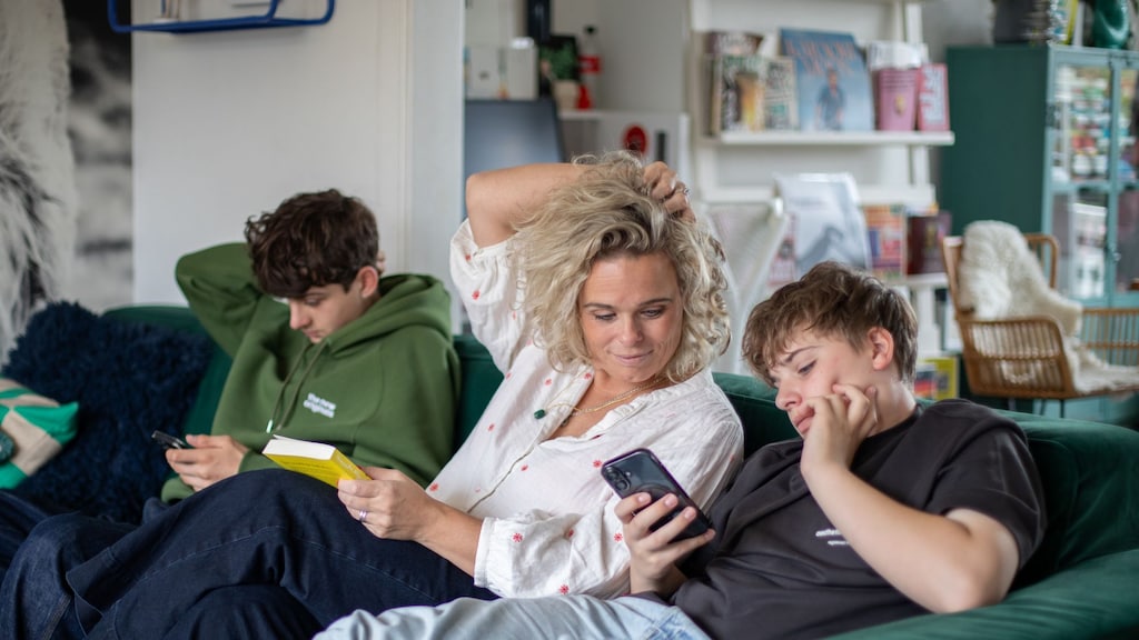 Hanneke met haar twee zoons. 